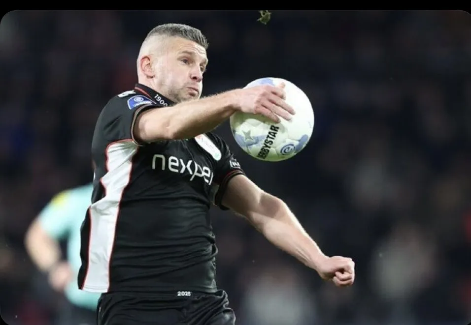 Wanneer Voetbal en Elegantie Samensmelten: Een Tactische Tango in het Stadion