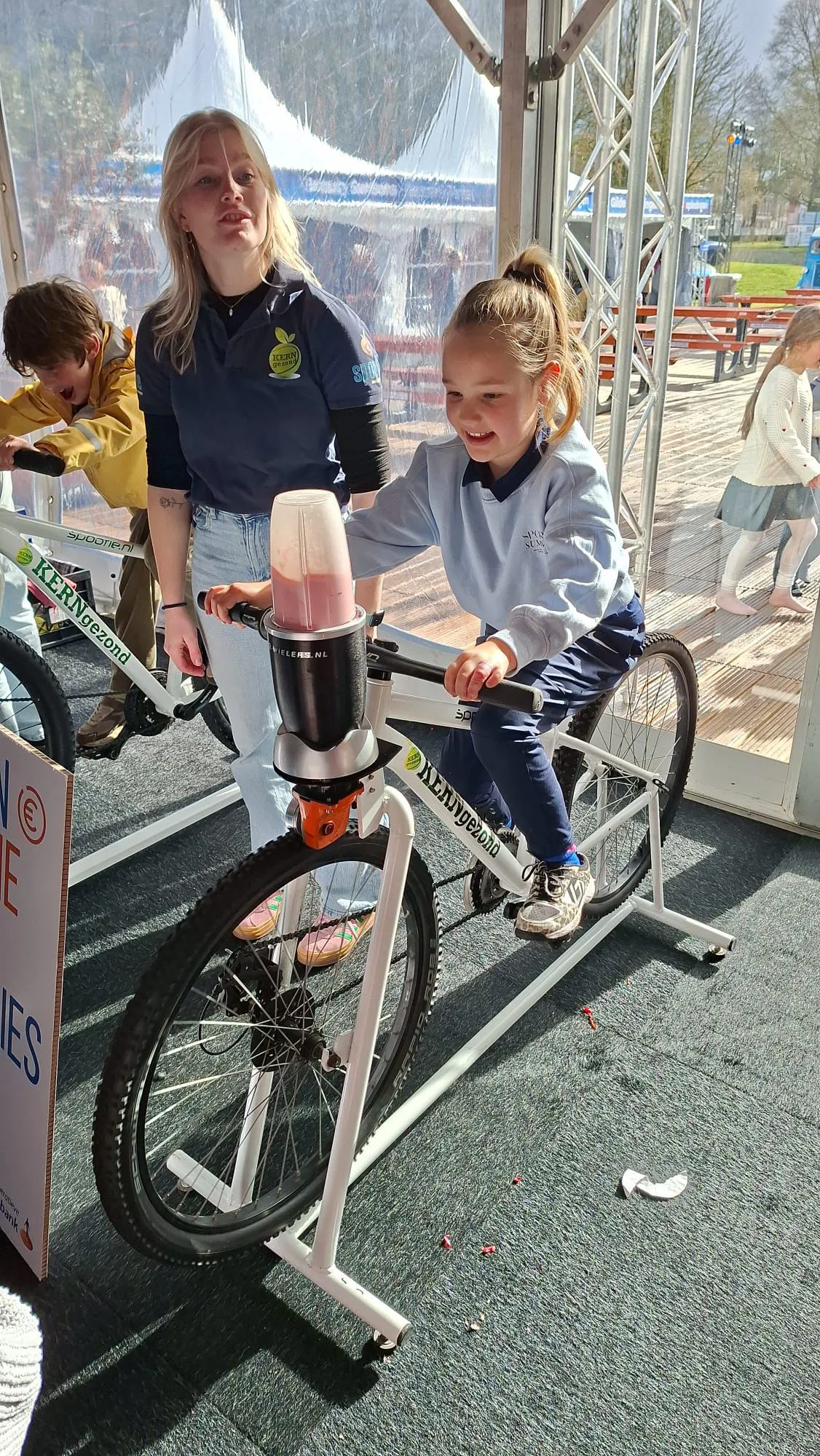 Kleur & Sfeer: Een Duik in de Wereld van 'Fietsend naar Gezonde Smoothies'