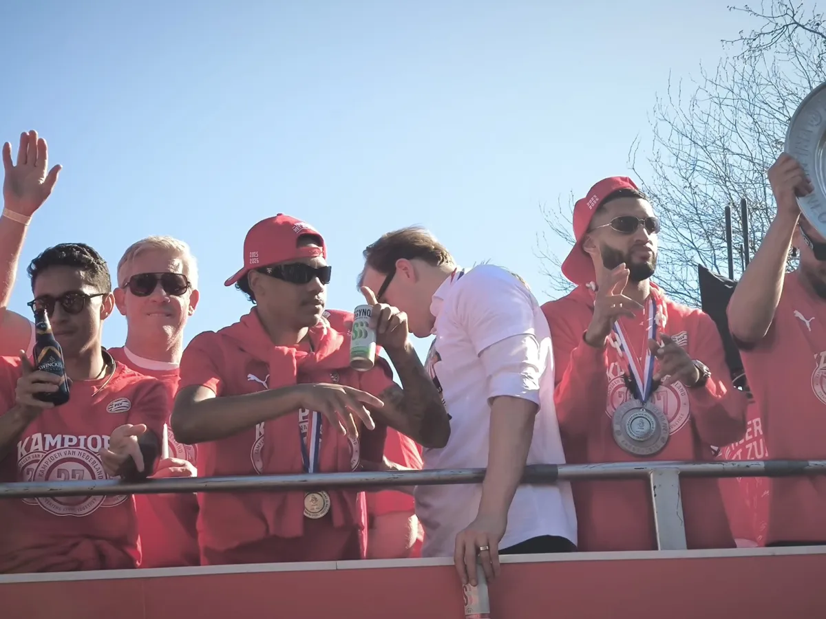 Kampioensfeestje op de Bus