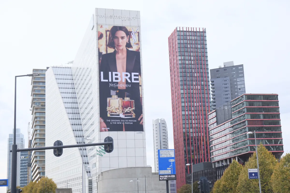 Stadslandschap met reclame