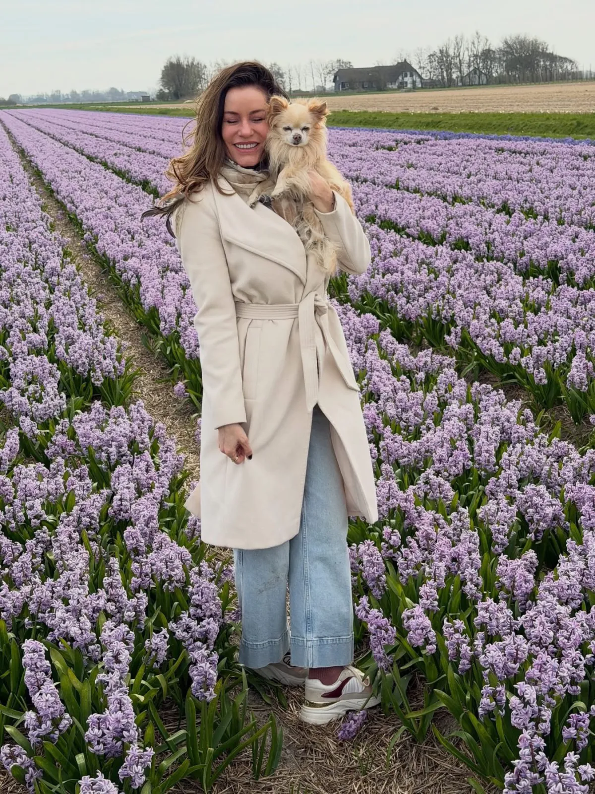 Bloemenveld met Vrouw en Hond