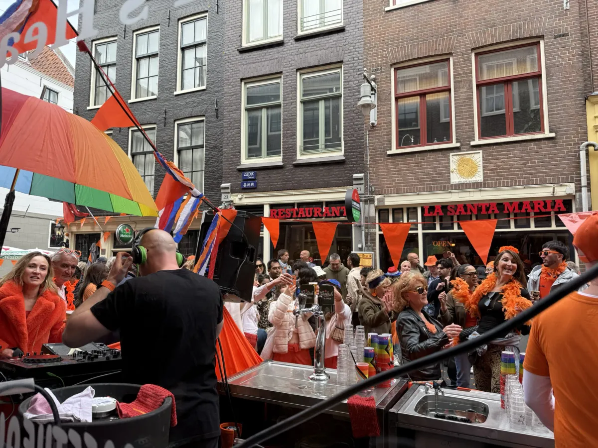 Koningsdagdrukte in de Pijp