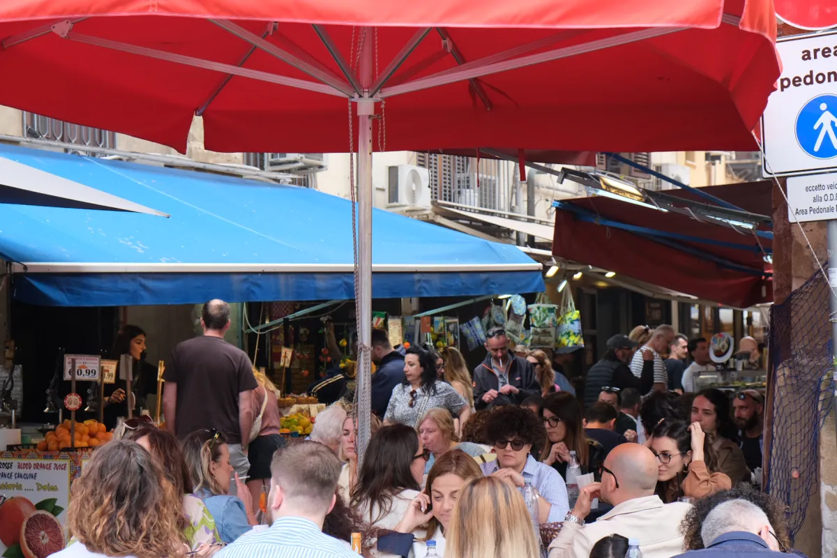 Marktscène Onder de Rode Parasol