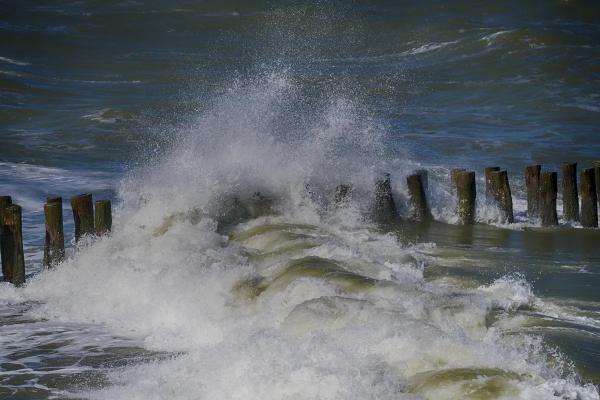 Golven tegen de palen